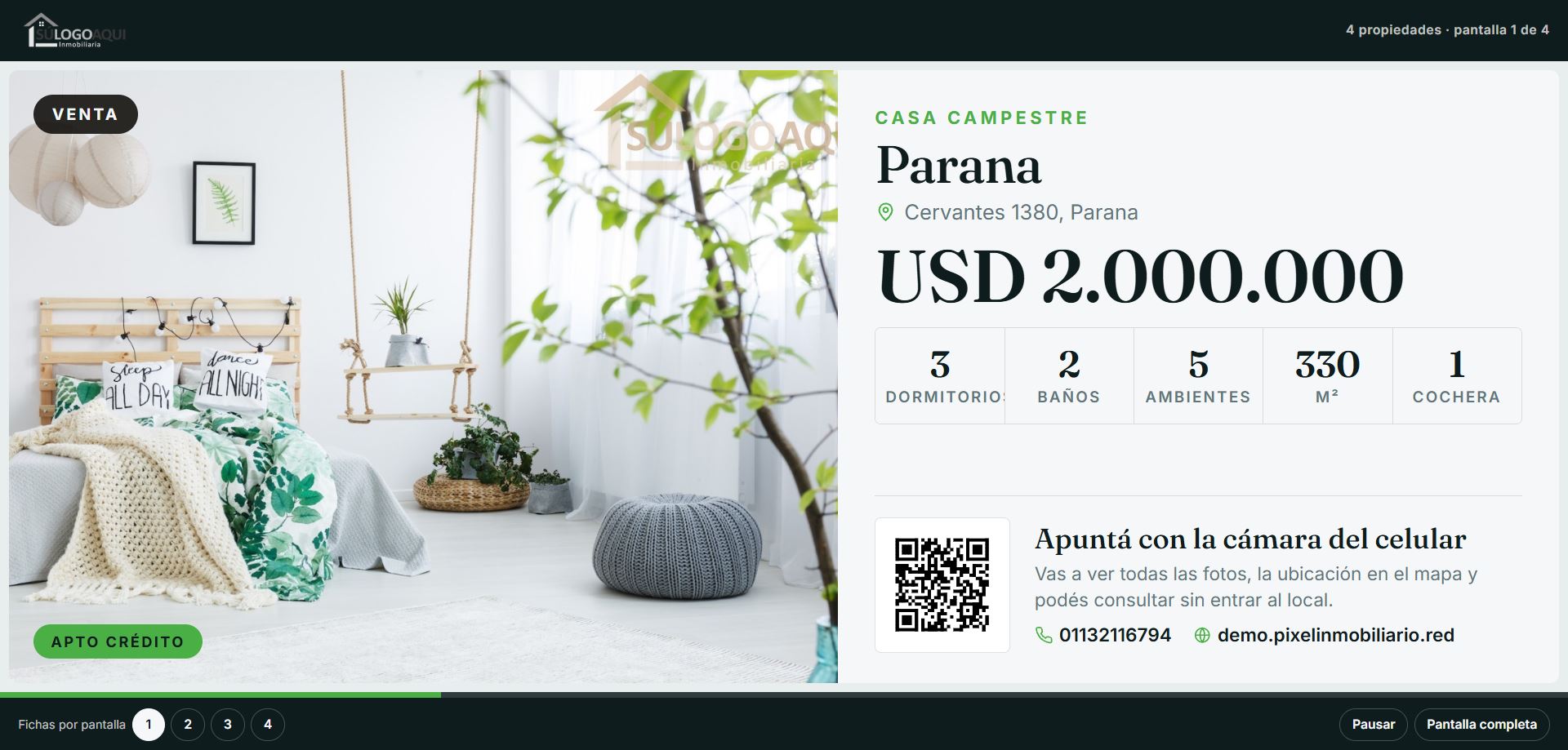La vidriera digital proyectada: foto grande de la propiedad, precio, características y código QR con el teléfono y la web